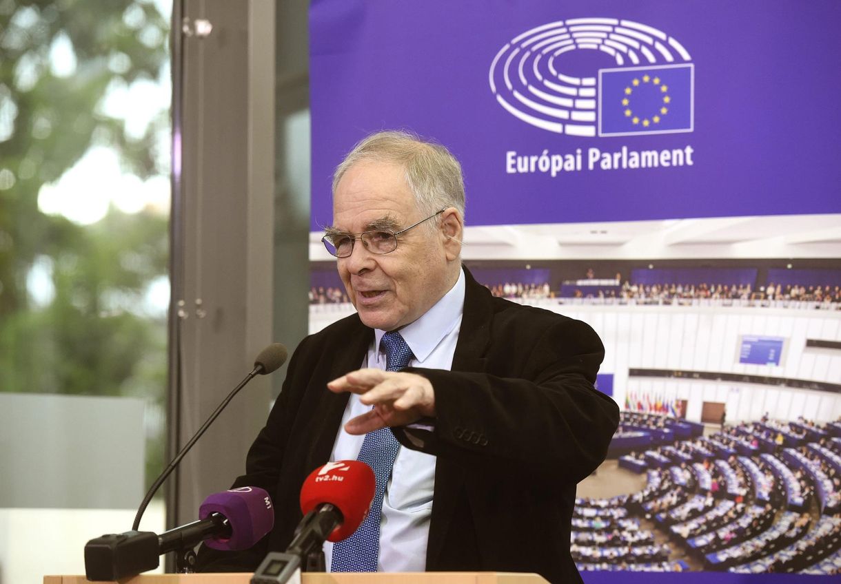 Meghalt Schöpflin György