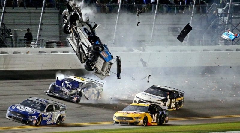 Lángoló balesettel ért véget az idei Daytona 500-as – de nem ettől a legamerikaibb a szeszcsempészek unokáinak versenye