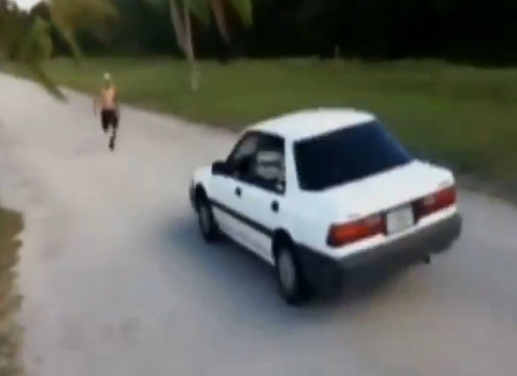 Száguldó autót akart átugrani, elgázolta a Honda Accord - videó