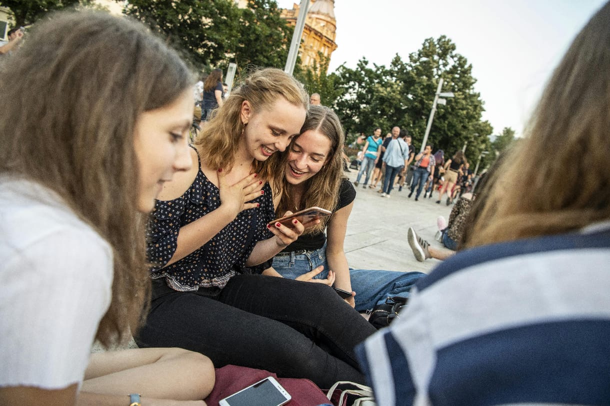 Két dolognak hisznek a magyar fiatalok: az influenszereknek és az áraknak