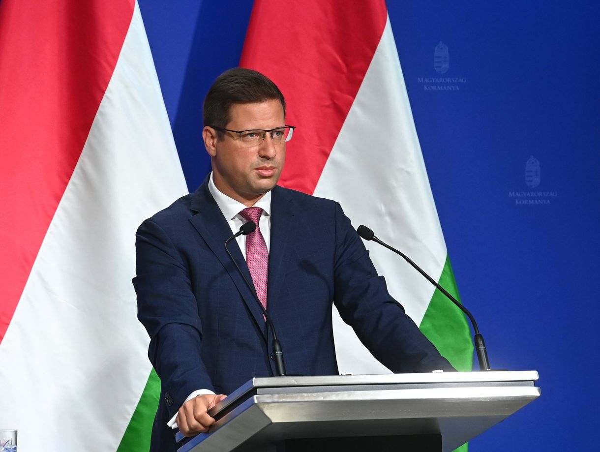 Nyugdíjkiegészítés lesz, benzinárstop nem - Kormányinfót tartott Gulyás Gergely
