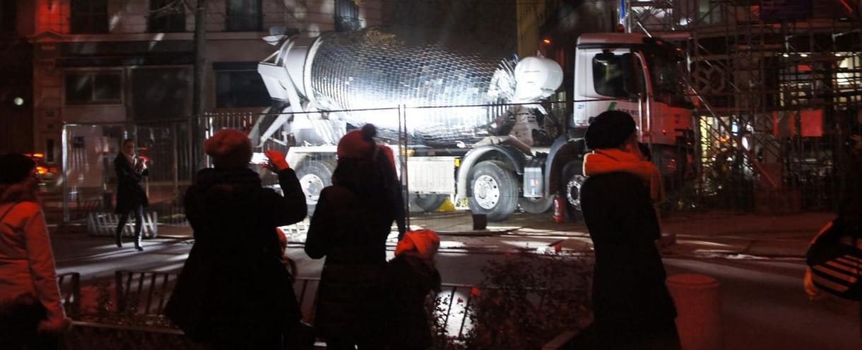 Elszabadult a diszkógömbben cementet daráló bulikamion