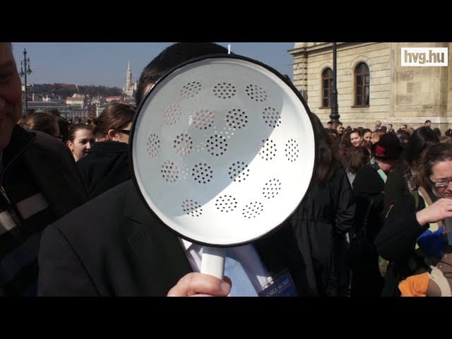 Tésztaszűrővel próbálták felfogni a napfogyatkozást – videó
