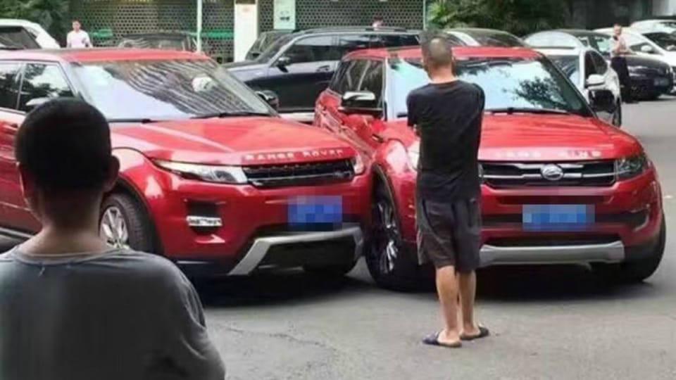 Bájos, amikor egy igazi Range Rover karambolozik kínai másolatával - fotó