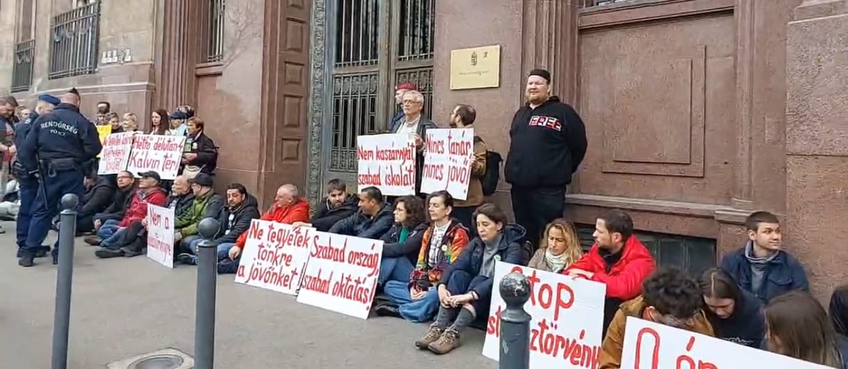 A Belügyminisztérium épülete előtt tüntettek a tanárok a státusztörvény ellen