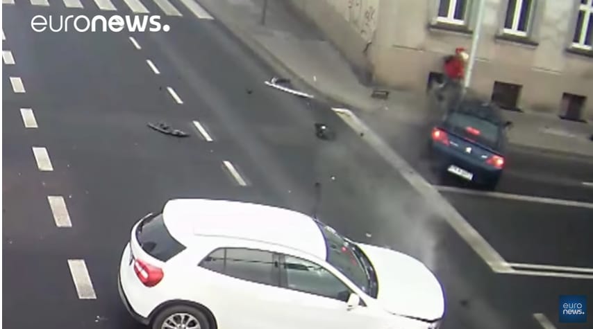 Óriási mázlija volt ennek a gyalogosnak, centiken múlott az élete – videó