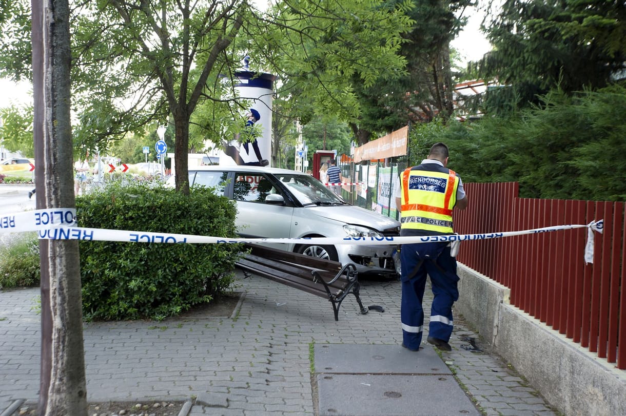 Padon ülő nőt és gyerekeit gázolta el egy autó Budapesten