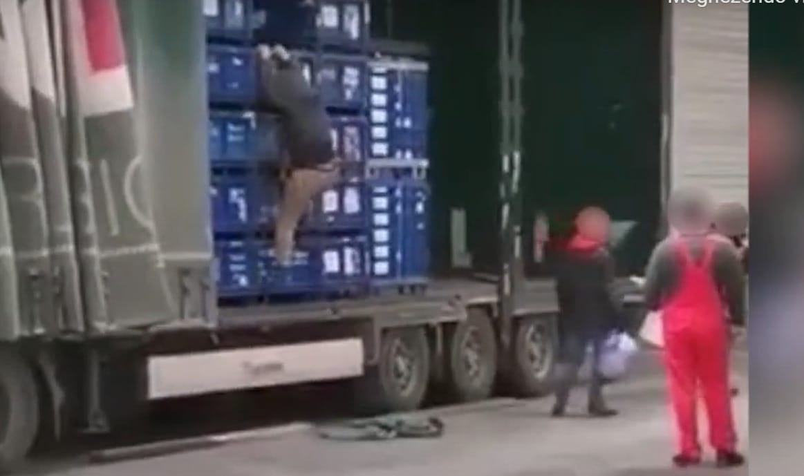 Afgán férfiak kerültek elő a győri Audi-gyárba érkezett kamionból