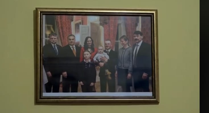 Olyan családnál járt Orbán, ahol ő figyel a falon