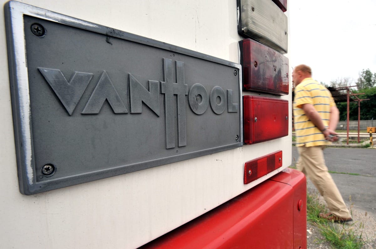 Buszbeszerzés: a VEKE-nek elege lett Vitézy Dávidból