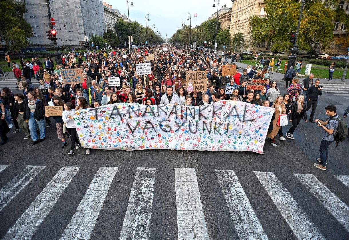 Sztrájkjogot, béremelést, minisztériumot követel a Pedagógusok Szakszervezete