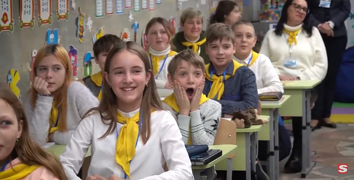 Imádnivalóan reagált egy ukrán kisfiú, amikor meglátogatta az osztályát Zelenszkij