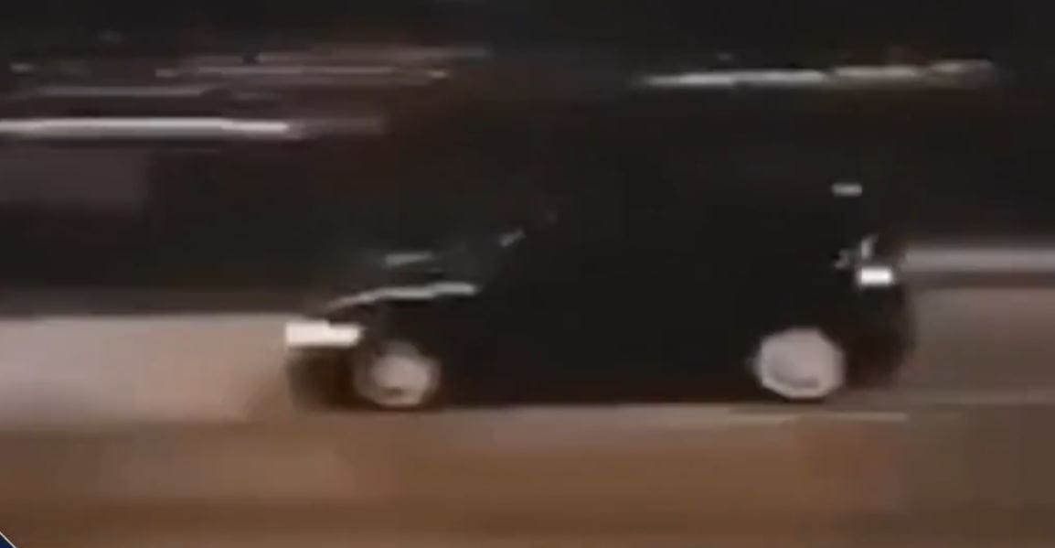 Nézőket gázolt el kis híján egy sofőr egy illegális utcai autóversenyen Székesfehérváron - videó