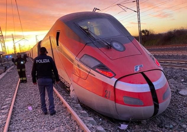 Kisiklott egy vonat Olaszországban, többen meghaltak