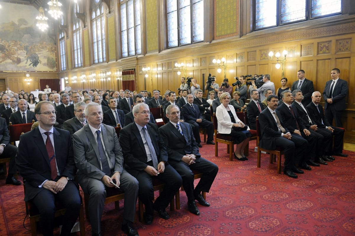 Orbán addig cselezett, míg összeakadtak a lábai