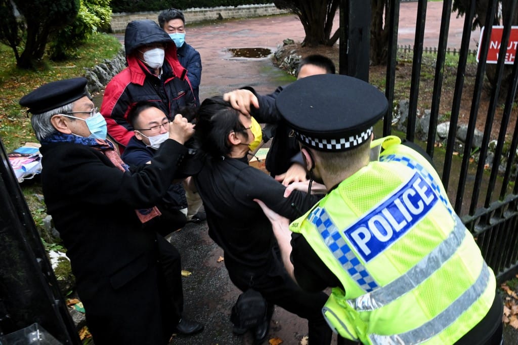 Berángattak az udvarra és megvertek egy tüntetőt a manchesteri kínai konzulátuson – videó