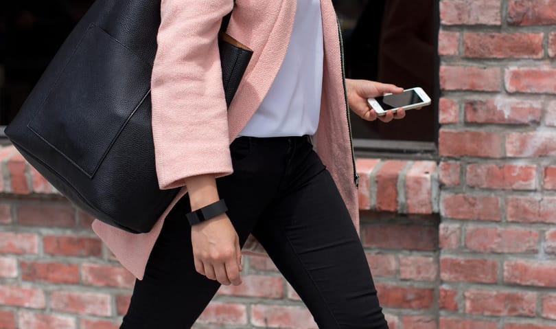 Égési sérülést okozhat a Fitbit egyik okosórája, visszahívják