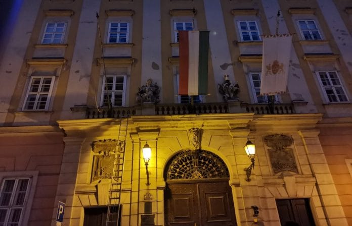 A Mi Hazánk leszedte a szivárványos zászlót a budapesti városházáról