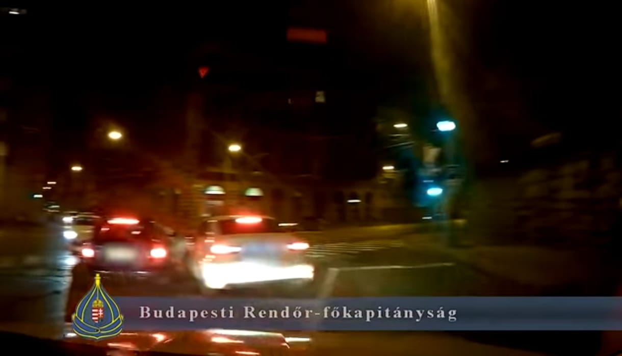 Videó: A Ferdinánd híd lábánál szorították le a betörők kocsiját