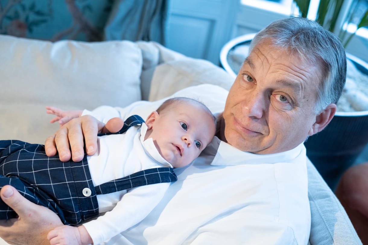 Karján a legkisebb unokájával kívánt boldog karácsonyt Orbán