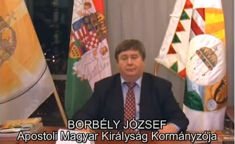 Az Apostoli Királyság betiltja a pártokat, és folyamatosan veszi át az irányítást