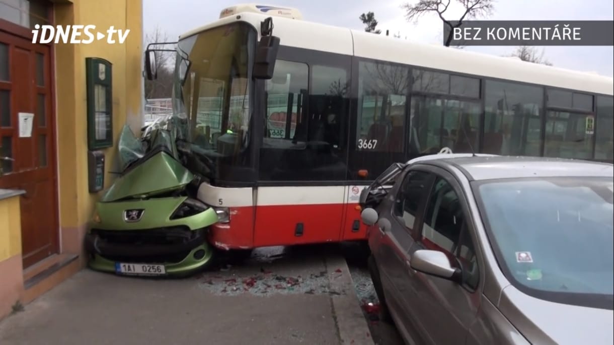 Csúnyán felkente a házfalra a Peugeot-t a prágai menetrend szerinti busz