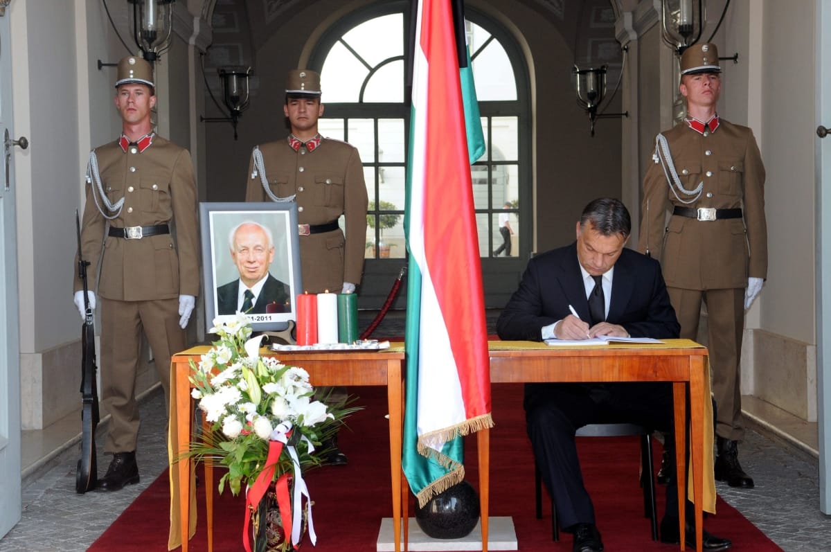 Orbán mécsest gyújtott Mádl emlékére
