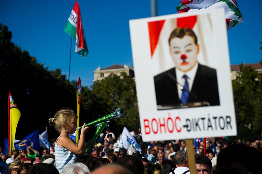 Orbán antidemokratikus bohóckodásáról ír a Post újságírója