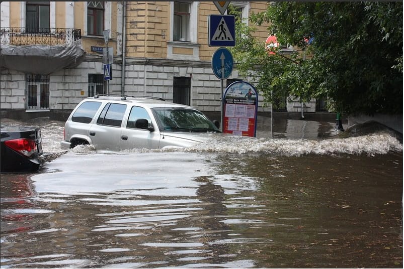 Menteni kellett az embereket Moszkvában, annyi eső hullott – fotók