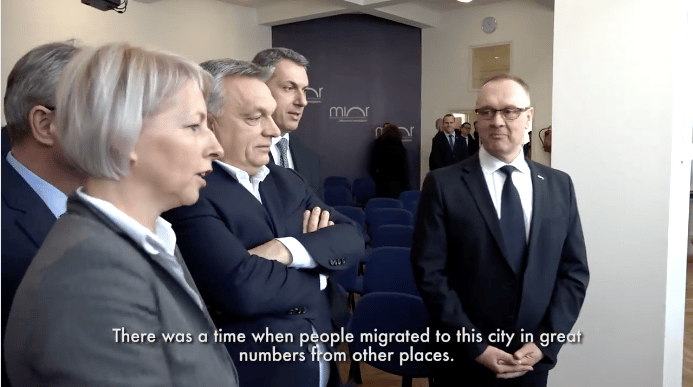 Videó: Orbán nyíltan fenyegeti Miskolcot, és migránsozza a romákat
