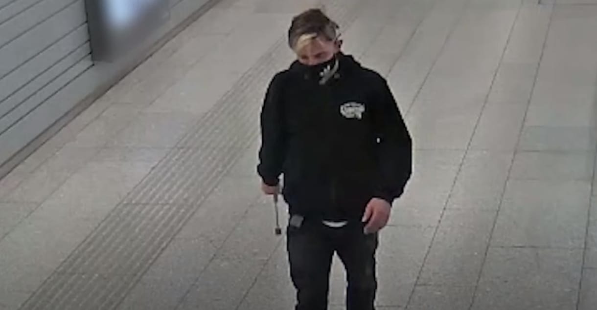 Húsklopfolóval vert szét automatákat Kelenföldön egy férfi – videó