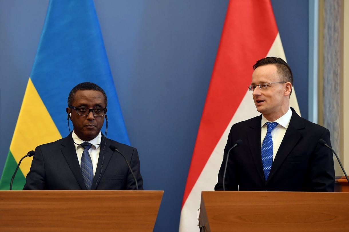Szijjártó bejelentette: Magyarország beszáll a ruandai csirketenyésztésbe
