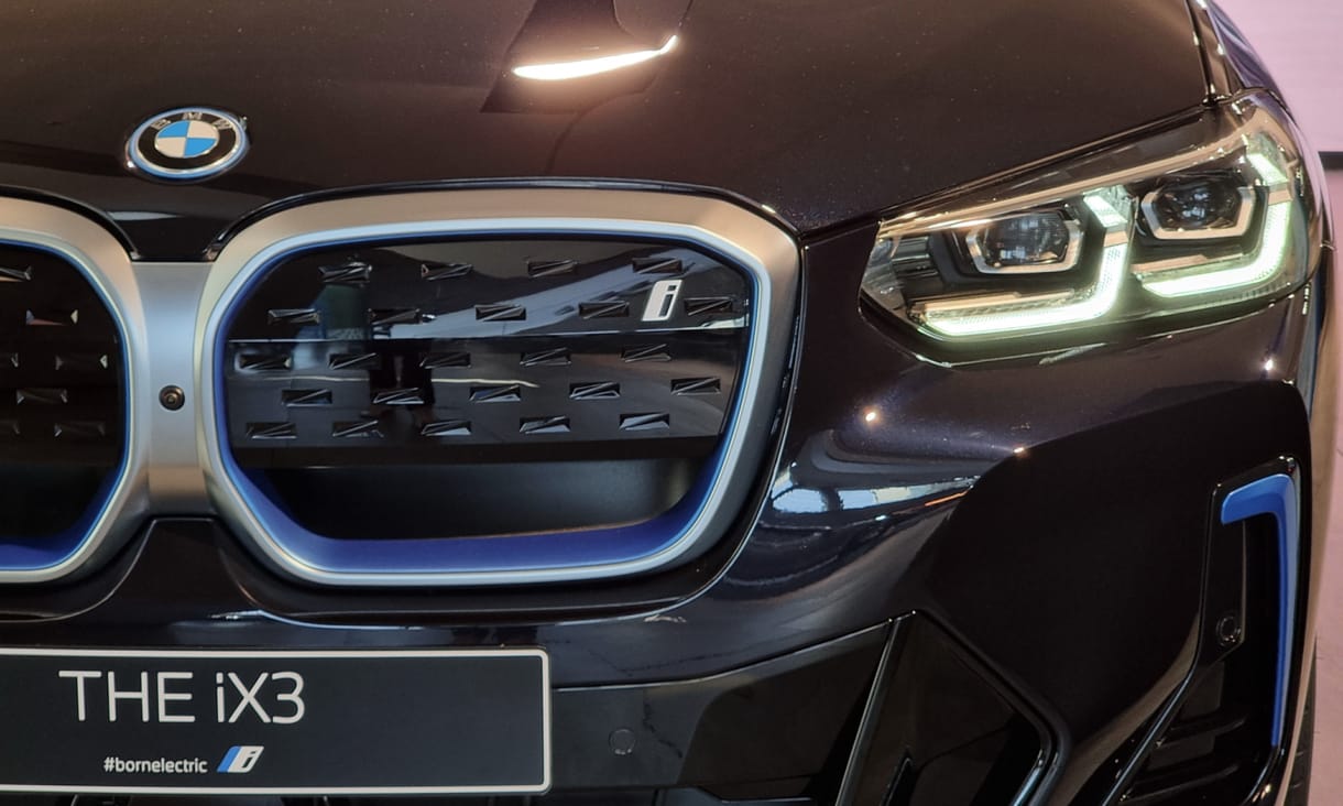 Üléspróbát vettünk a megújult BMW iX3 villany SUV-ban