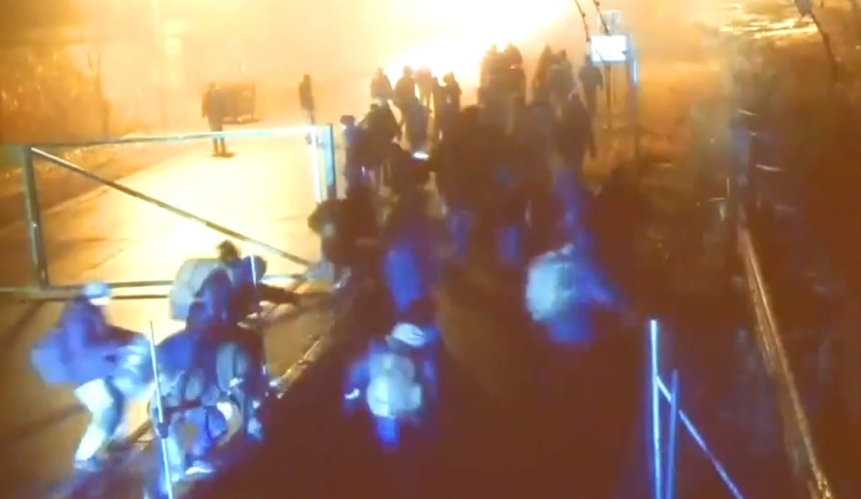 Így osontak át az illegális bevándorlók Röszkénél a határon – videó