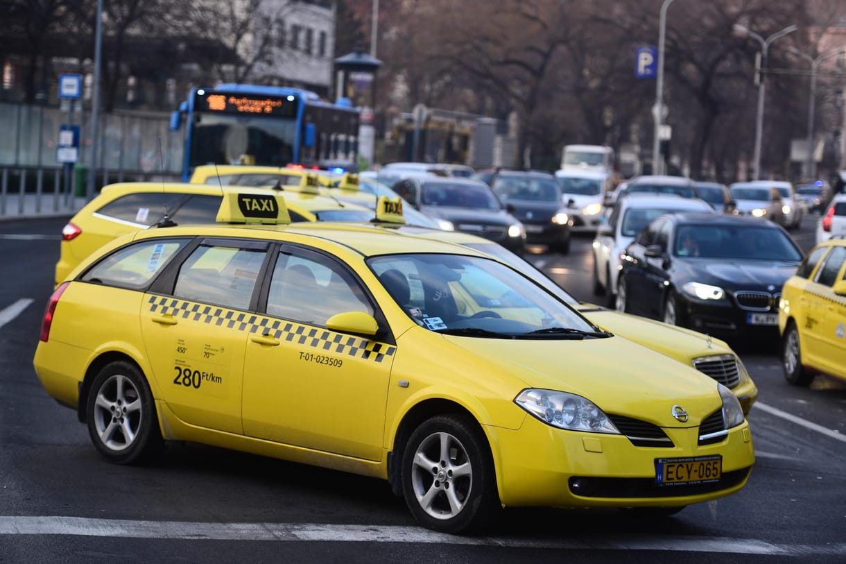 Újra tüntetnek csütörtökön a taxisok, dugó jöhet a Deák térnél