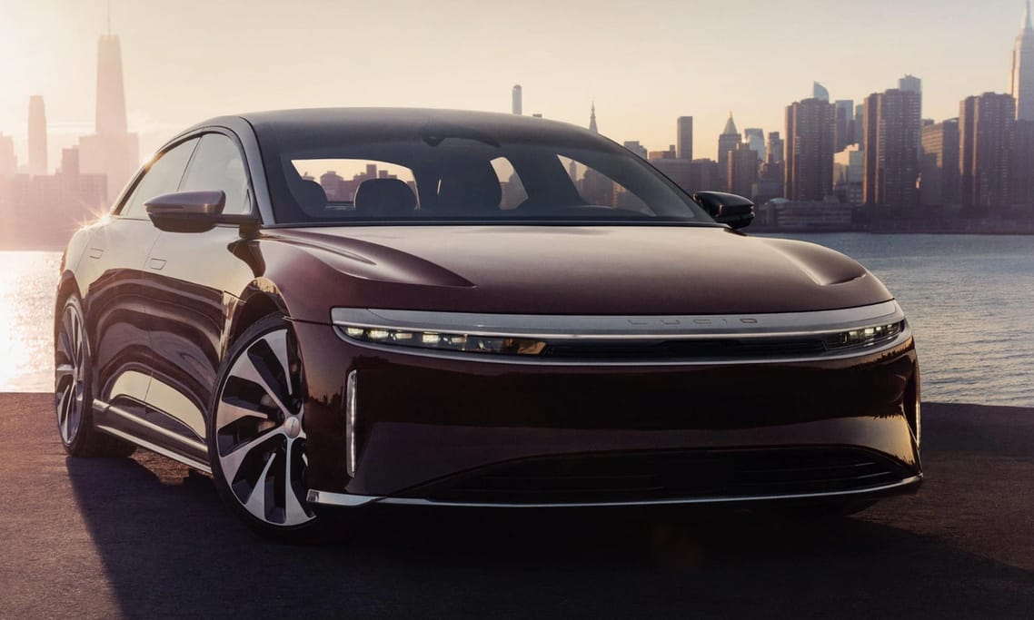 Százezer autót vesznek a szaúdiak a Tesla-verőnek kikiáltott Lucid Motorstól
