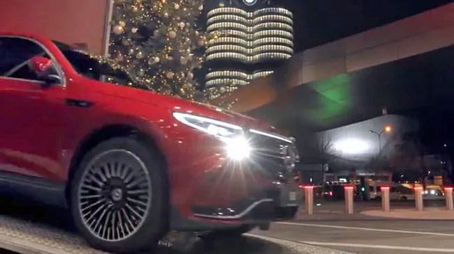 Ilyen sem gyakran fordul elő, egymás autóit reklámozza a Mercedes és a BMW