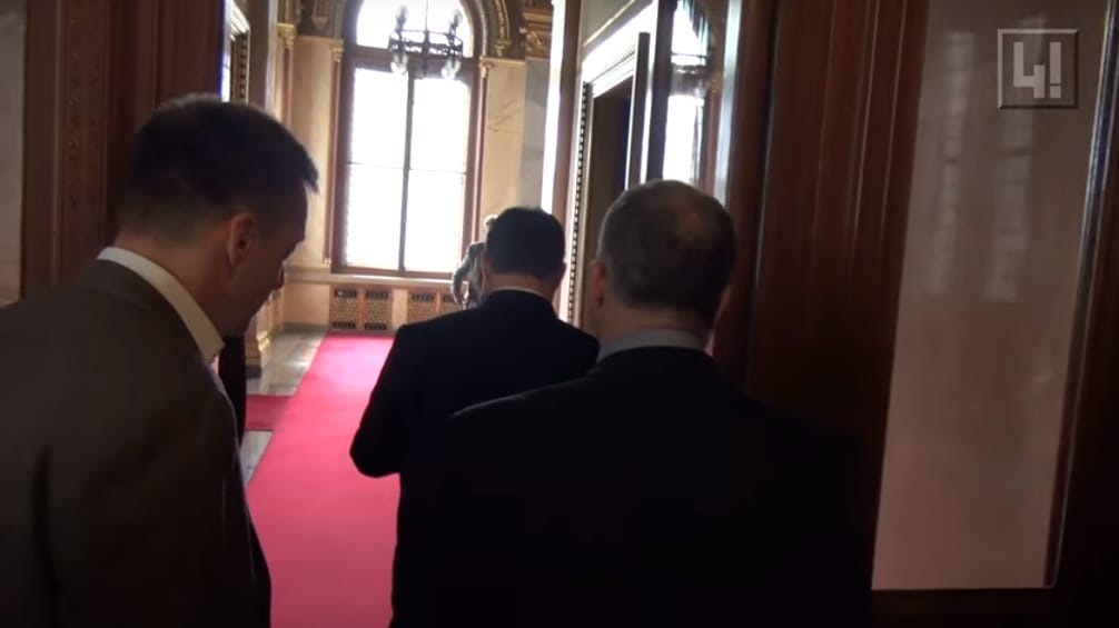 Gyorsan meglépett Orbán, amikor a birtokról akarták kérdezni – videó
