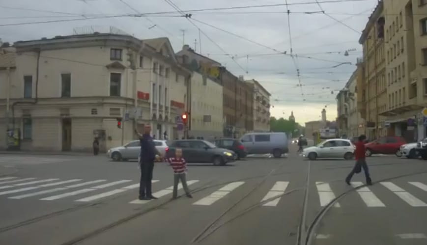 Vadkelet: autóra lőtt fényes nappal a zebrán egy dühös apuka - videó