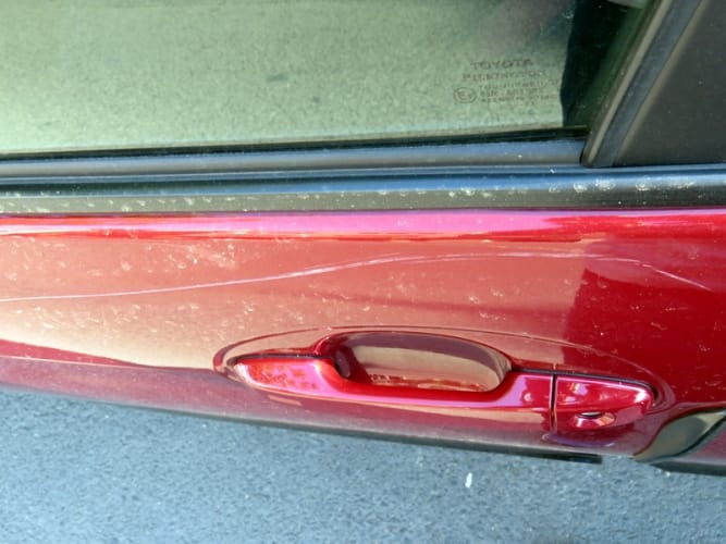 Nem tetszettek neki a parkoló autók, 19-et karcolt meg a budapesti nő