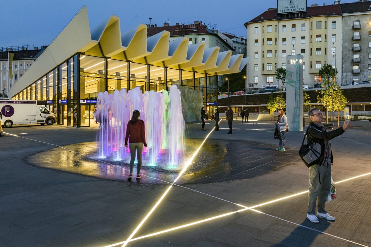 Széll Kálmán tér by night