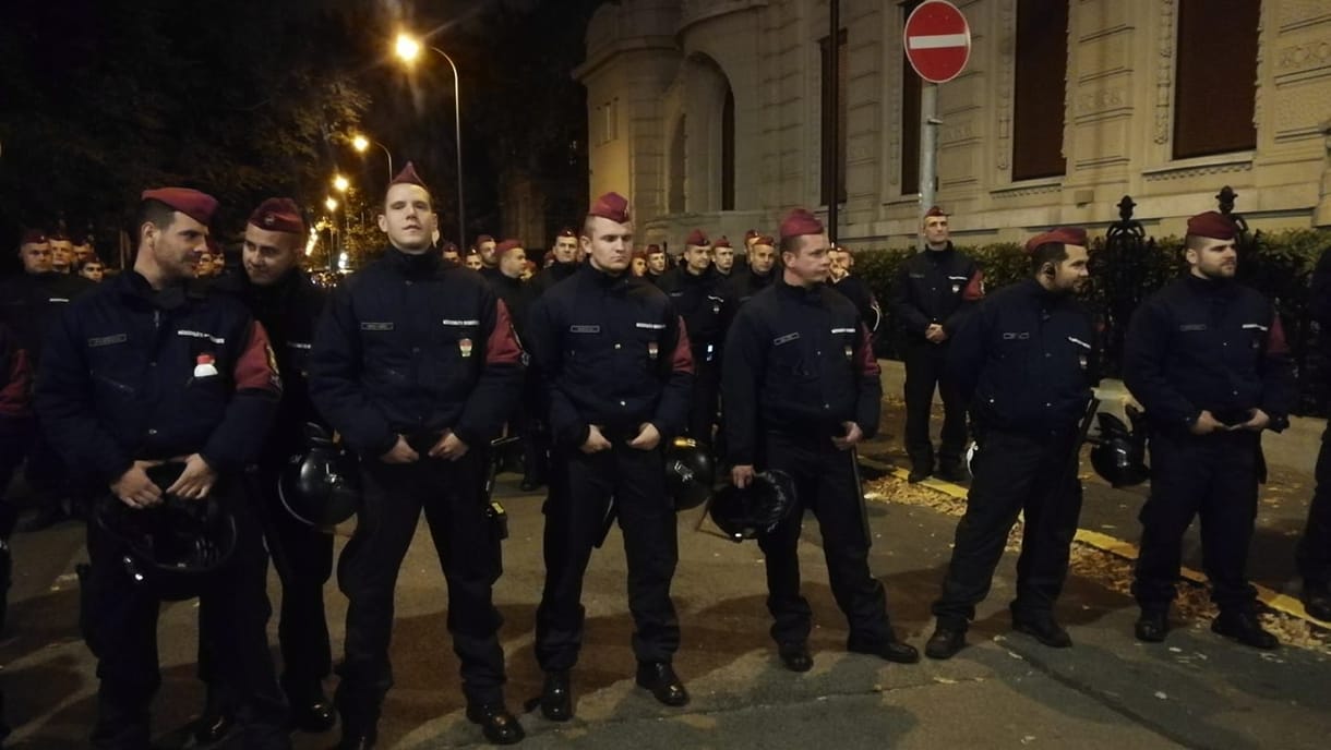 Megkérdezték, mekkora a létszámhiány a tűzoltóknál és a rendőröknél, a miniszter egy mondattal válaszolt