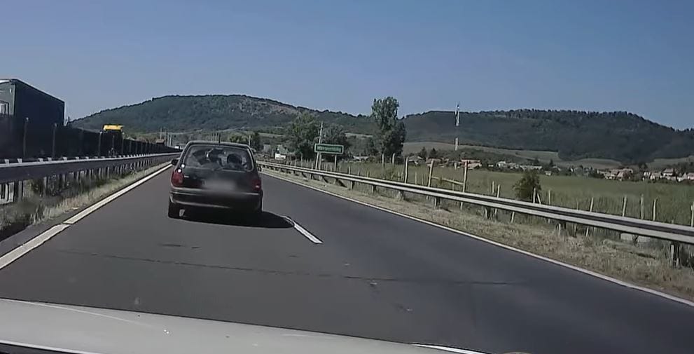 Egy belső sávban „ragadt” autóst büntettek a rendőrök – videó