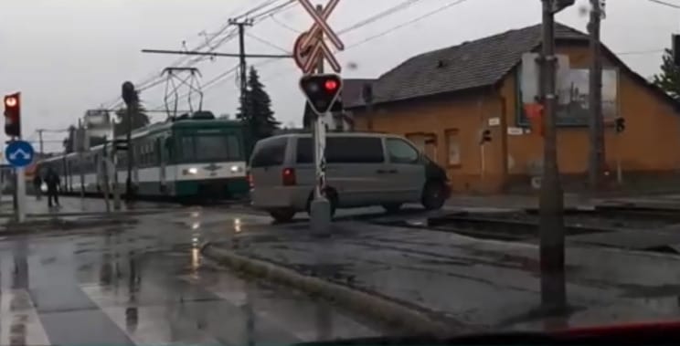 Áthajtott a HÉV előtt egy autós, pár méteren múlt a baleset