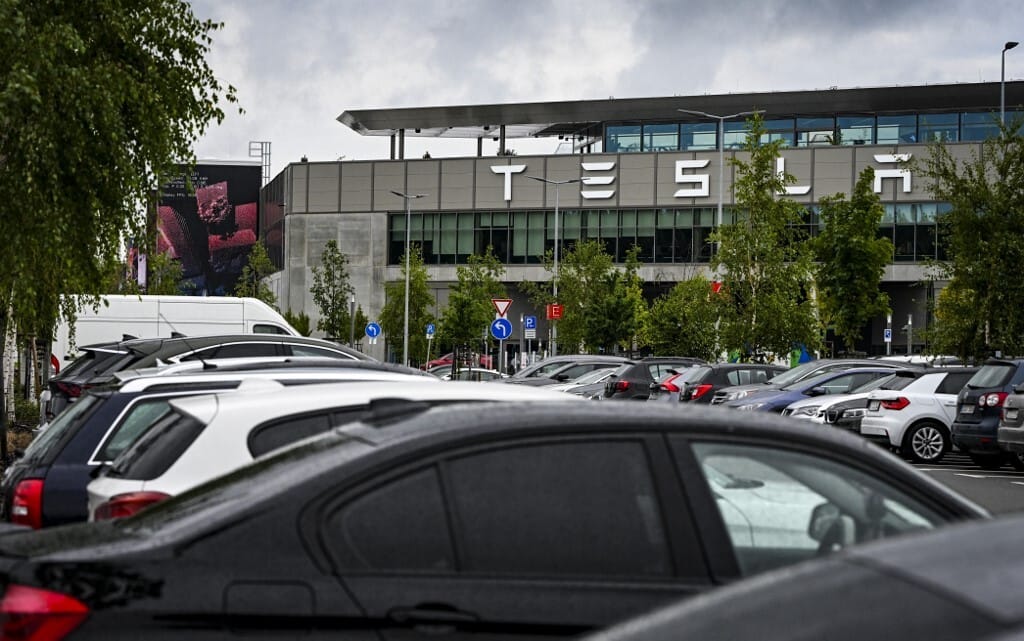 Tűz volt a Tesla német üzemében, miután akkucellák zuhantak le egy futószalagról