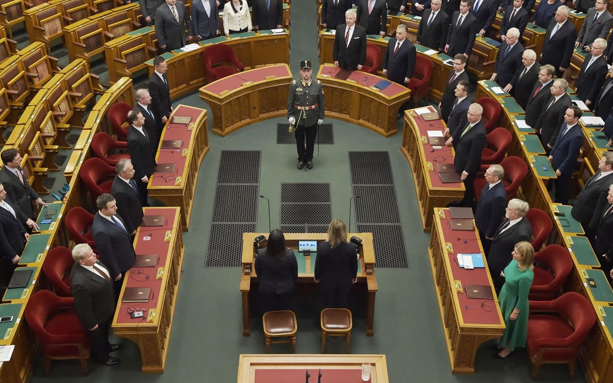 Durva emelés jöhet a képviselői pénzeknél, az átlagfizetés háromszorosát kapnák
