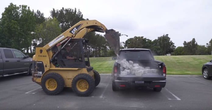 A Honda is beszállt a Chevrolet–Ford kődobálós csatájába – videó