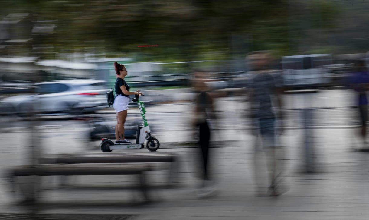 Júliustól kötelező biztosítást kell fizetni a gyorsabb rollerek és segwayek után