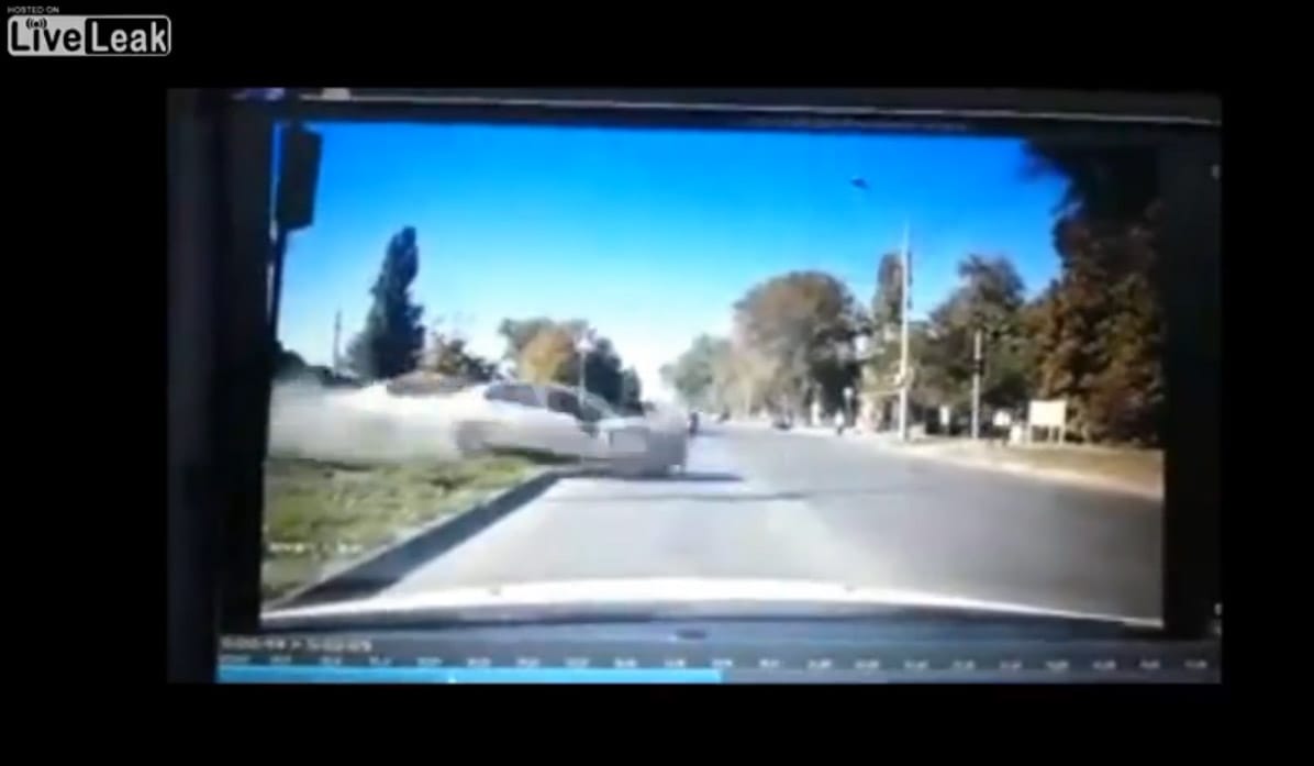 Brutális: autózás közben kapott szívinfarktust a sofőr – videó