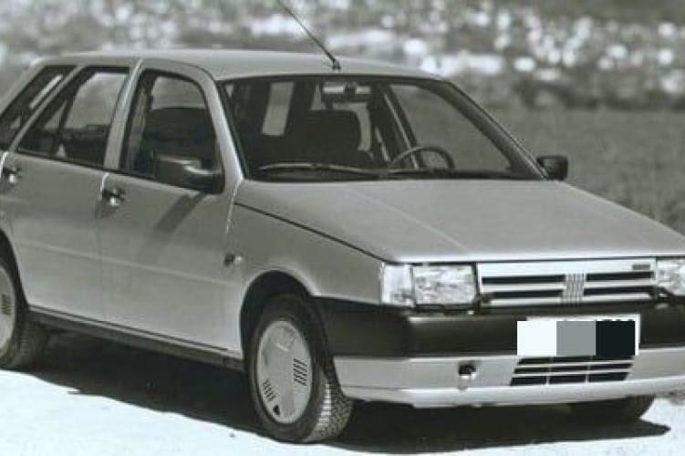 Nagyon keresik ezt a szürke Fiatot, mert a tulajdonos nem tudja, hol hagyta